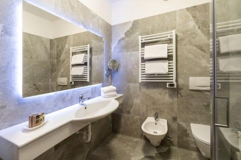Superior Room | Bathroom | Free toiletries, hair dryer, bidet, towels