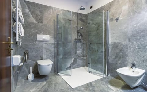 Family Double or Twin Room, 1 Bedroom | Bathroom | Free toiletries, hair dryer, bidet, towels