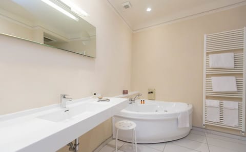 Superior Double Room | Bathroom | Free toiletries, hair dryer, bathrobes, slippers