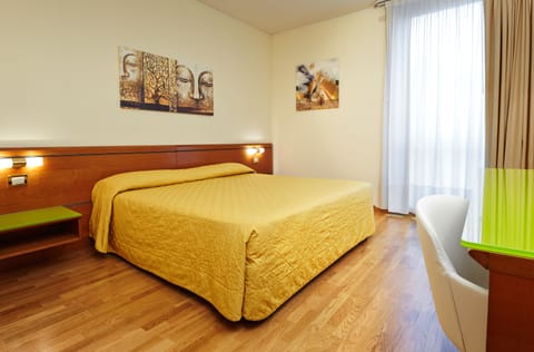 Hypo-allergenic bedding, minibar, in-room safe, desk