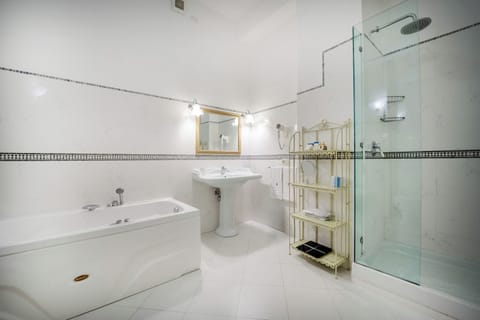 Deluxe Suite, Balcony, Sea View | Bathroom | Free toiletries, hair dryer, slippers, bidet
