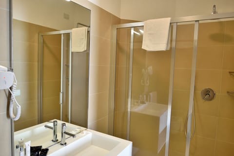 Deluxe Double Room, 1 Queen Bed | Bathroom | Shower, free toiletries, hair dryer, bidet