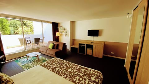 Junior Suite | Premium bedding, minibar, in-room safe, iron/ironing board