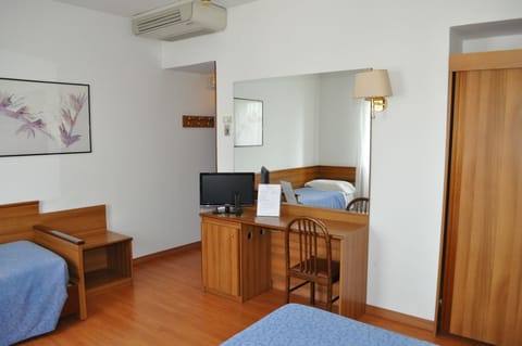 Triple Room | Minibar, in-room safe, desk, cribs/infant beds