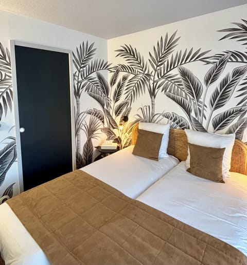 Twin Room | Premium bedding, desk, soundproofing, iron/ironing board