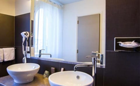 Deluxe Double Room | Bathroom sink