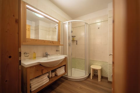 Junior Suite | Bathroom | Shower, free toiletries, hair dryer, bidet