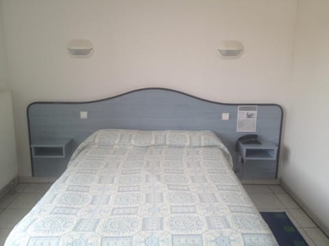 Desk, soundproofing, iron/ironing board, WiFi