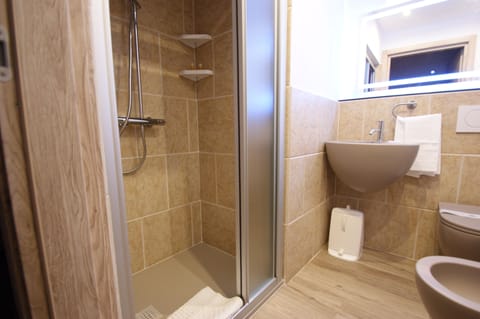 Superior Double or Twin Room, 1 Bedroom, Non Smoking | Bathroom | Shower, rainfall showerhead, hair dryer, bidet