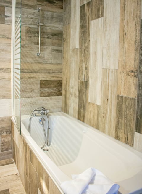 Superior Double Room | Bathroom | Free toiletries, hair dryer, towels