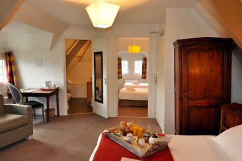 Family Room | Individually decorated, individually furnished, desk, soundproofing