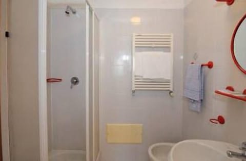 Single Room | Bathroom | Shower, free toiletries, hair dryer, bidet