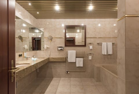 Double Room, Lake View | Bathroom | Shower, hair dryer, bathrobes, towels