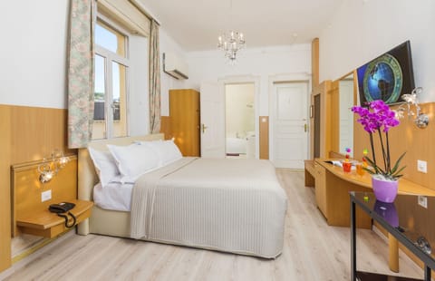 Doppelzimmer mit Seeblick | In-room safe, desk, soundproofing, free WiFi