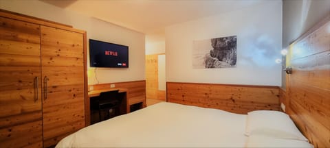 Double Room | In-room safe, desk, free WiFi, bed sheets