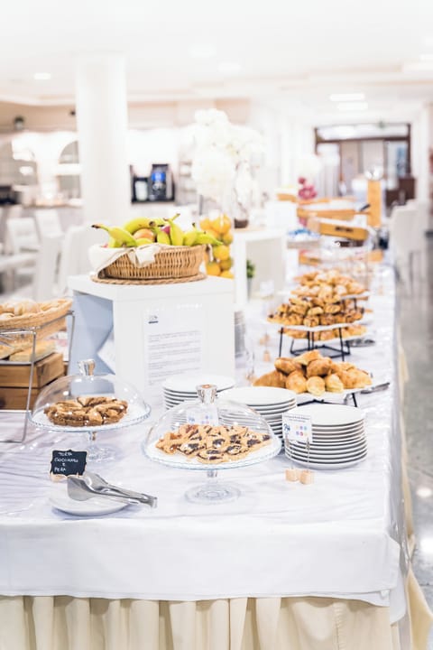 Daily buffet breakfast for a fee