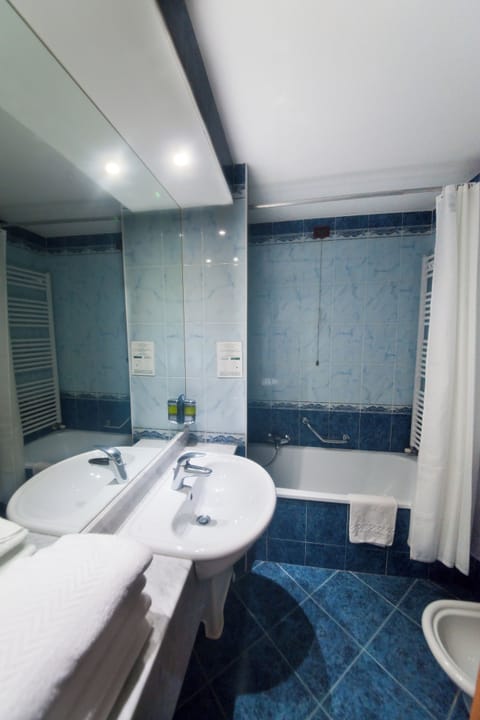 Frette Italian sheets, hypo-allergenic bedding, down comforters, minibar