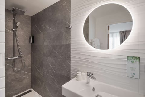 Combined shower/tub, eco-friendly toiletries, hair dryer, towels