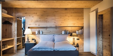 Family Suite | Minibar, in-room safe, individually decorated, individually furnished