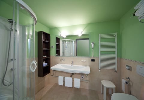 Suite (Attic) | Bathroom | Free toiletries, hair dryer, bathrobes, slippers