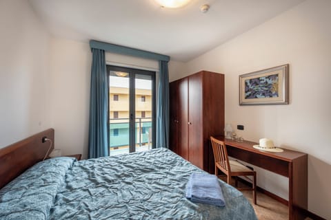 Royal Apartment | Down comforters, in-room safe, desk, bed sheets