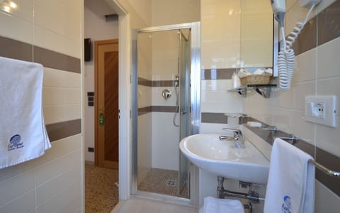 Single Room | Bathroom | Shower, hair dryer, bidet, towels