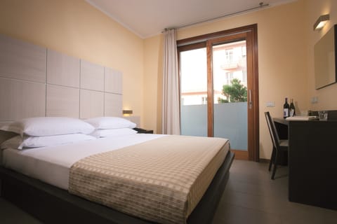 Deluxe Suite (4 people) | In-room safe, desk, soundproofing, iron/ironing board