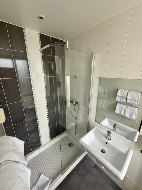 Quadruple Room | Bathroom | Hair dryer, towels