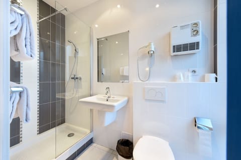 Quadruple Room | Bathroom | Hair dryer, towels