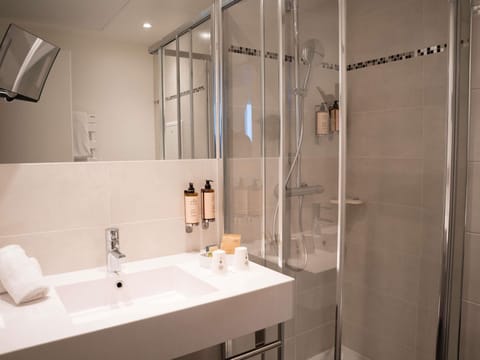 Privilege, Room, 1 Double Bed | In-room safe, desk, blackout drapes, soundproofing