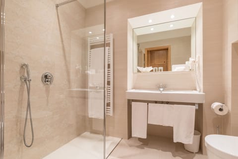 Junior Suite, Annex Building | Bathroom | Free toiletries, hair dryer, bathrobes, slippers