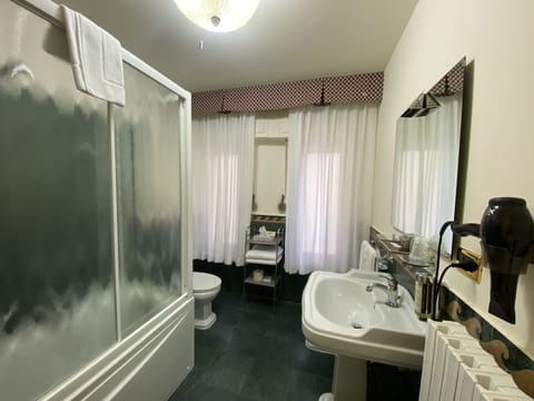 Executive Double Room, Lake View | Bathroom | Combined shower/tub, free toiletries, hair dryer, slippers