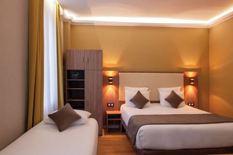 Standard Triple Room | Desk, soundproofing, free WiFi