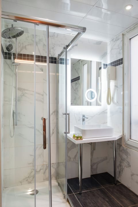 Standard Triple Room | Bathroom | Towels