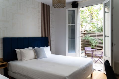 Classic Triple Room | Desk, laptop workspace, blackout drapes, soundproofing