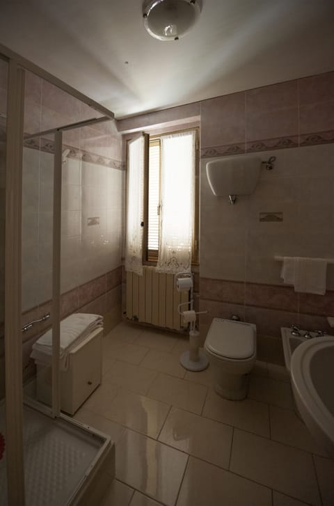 Single Room | Bathroom | Shower, free toiletries, hair dryer, bidet
