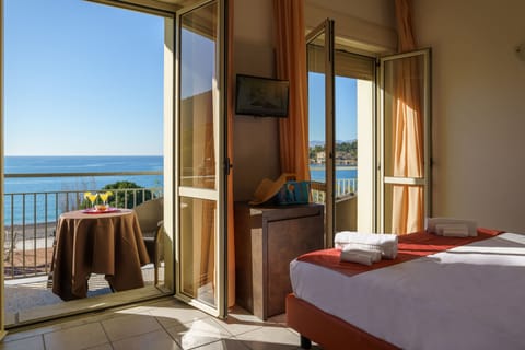 Double or Twin Room | Minibar, in-room safe, desk, cribs/infant beds