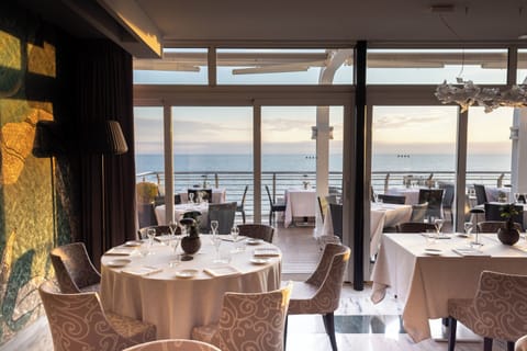 2 restaurants, lunch, dinner served; international cuisine