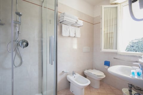 Shower, rainfall showerhead, free toiletries, hair dryer