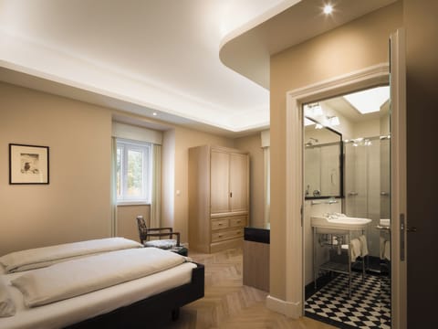 Premium bedding, down comforters, minibar, in-room safe