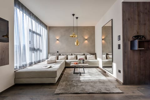 Oldtimer Suite | Living area | TV