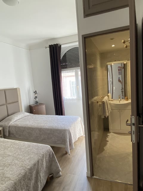 Comfort Triple Room | In-room safe, desk, soundproofing, iron/ironing board