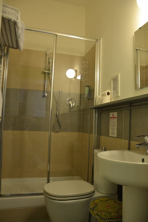 Double Room | Bathroom | Rainfall showerhead, free toiletries, hair dryer, slippers