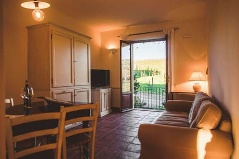 Suite, 2 Bedrooms, Vineyard View | Living area