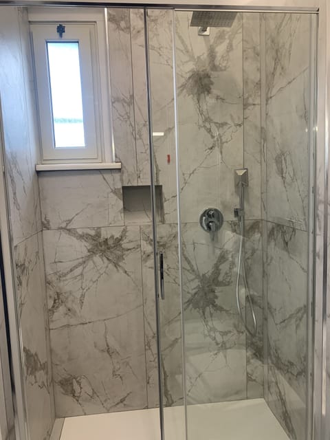 Superior Double Room | Bathroom | Shower, hair dryer, bidet, towels