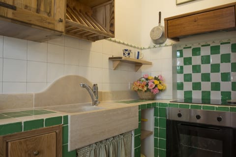 Full-size fridge, coffee/tea maker, electric kettle