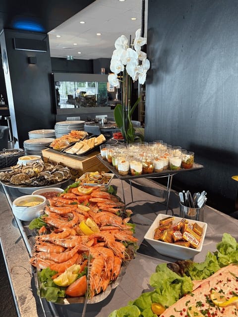 Breakfast, lunch, dinner served; French cuisine 