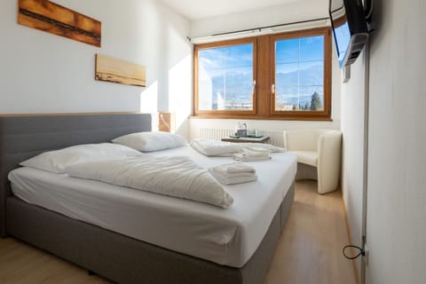 Deluxe Double Room, Ensuite, Mountain View