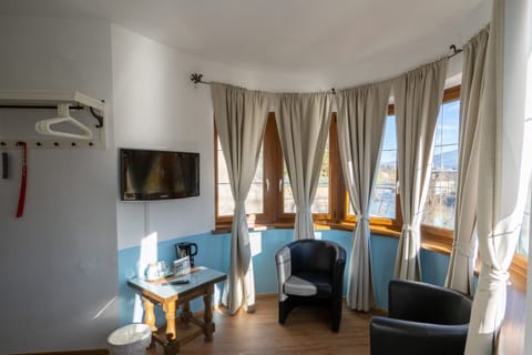 Deluxe Double Room, Ensuite, Mountain View