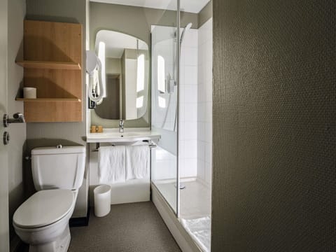 Standard Double Room, 1 Double Bed | Premium bedding, in-room safe, desk, iron/ironing board